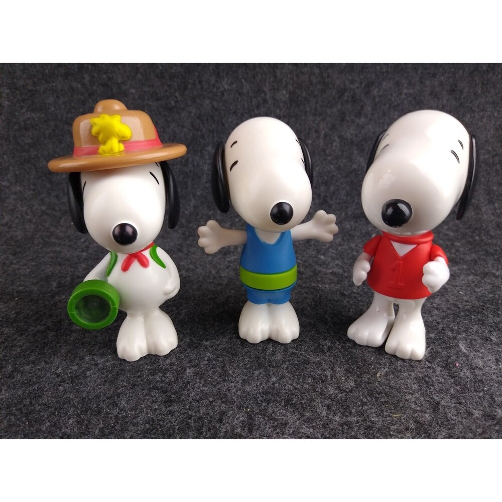 Peanuts Snoopy Lot of 2  Meal Toys McDonalds Burger King Basketball Light Kicker